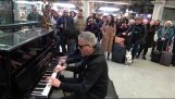 En pianokamp i London Underground