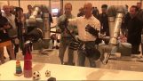 Jeff Bezos operando mãos de robô