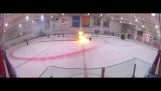 Машина Zamboni се запалва на ледена пързалка