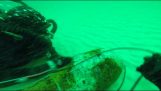 Duikers brengen een oude onderwaterschelp tot ontploffing