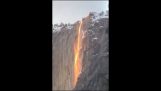 Varmt glödande vattenfall i Yosemite