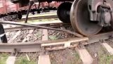 En mann skyver et tog