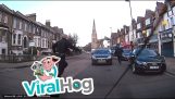 En politibil stopper en mann på scooter