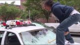 Zerstörung eines Polizeiautos in New York