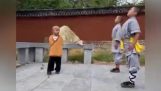 Antrenament pentru a deveni preot al mănăstirii Shaolin