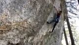 Bir tırmanıcı, emniyet halatı tarafından kurtarılır, yerden birkaç santimetre