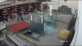 Водитель разбивает огромные стеклянные панели своим грузовиком