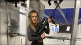 Meisje schiet een Barrett M107