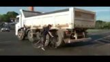 Žena na kole téměř přejede náklaďákem