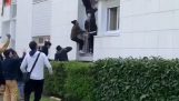 Pessoas fizeram uma escada humana para salvar aqueles que não puderam escapar do fogo