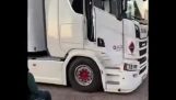 Neobvyklé zariadenie pre zdravotne postihnutých vodičov nákladných vozidiel
