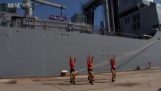 La cerimonia di varo della nuova nave a Sydney con la partecipazione del go-go dancer