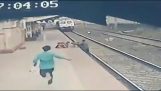 איש רכבת מציל ילד שנפל על המסילה