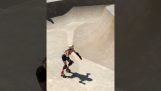 Mädchen macht einen Flip beim Skaten