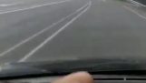 Das Zugrad rollt eine Autobahn hinunter