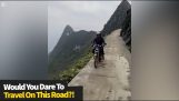 Strada pericolosa in Vietnam