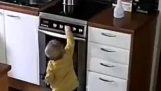 Et barn leker med ovnen
