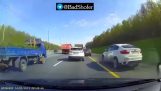 Idiot in BMW zieht eine eingeklemmte Waffe (Russland)