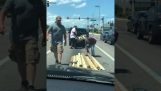 Sürücüler tarafından yoldan geçenler, yolda düşen odunların toplanmasına yardımcı olur