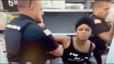 Nainen yrittää purra poliisia