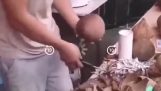 Příprava kokosového mléka (pouliční jídlo)