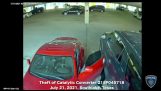 En man stjäl tyst katalysatorer på en parkeringsplats (usa)