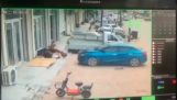 Az ember leesik az aknából, miután leállította autóját