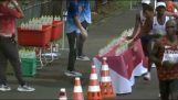Maratonský běžec odhodí všechny lahve z občerstvovací stanice
