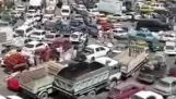 Az emberek Kabulban megpróbálják elhagyni a várost