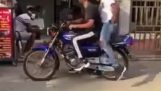 Dos hombres en una broma de motocicleta en Brasil