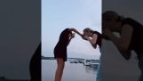 Pige falder i søen mens hun skyder øl