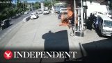 Två motorcyklar tar eld vid en bensinstation