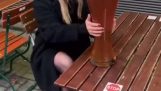 Uma garota bebe uma grande cerveja