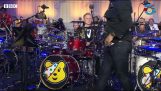 Het BBC-nieuwsthema gespeeld door 50 drummers voor het goede doel tijdens hun “drumathon”