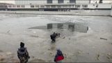 Un hombre salva a un niño en un estanque helado