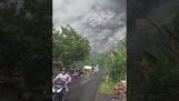 सेमेरु ज्वालामुखी का विस्फोट