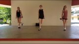 Tre flickor som gör en irländsk dans