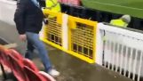 A man sees a “Press” mellény egy stadionban