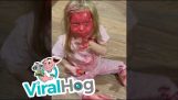 فتاة صغيرة استخدمت أحمر شفاه أمها