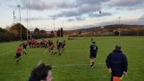 Backheel Kick in einem Rugbyspiel