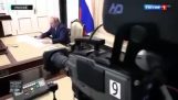 Putin düşen bir kalemi yakalamaya çalışıyor