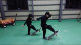 滑板上的两个同步女孩