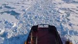 Icebreaker helpt een cruiseschip over het ijs