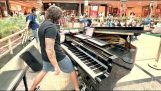 Mand spiller “Har du nogensinde set regnen” på et offentligt klaver