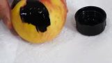 Manzana pintada con Musou Black, una pintura que absorbe el 99,4% de la luz visible ⁠