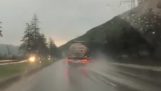 Un camion-citerne glisse sur une route mouillée