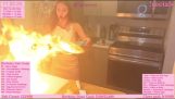 Twitch Streamer изгаря кухнята по време на готвене