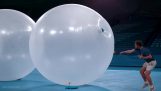Aruncarea unei mingi de bowling într-un balon imens