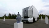 Schwedischer selbstfahrender Truck vs. chinesische Vasen
