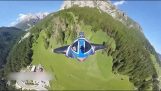 Bir dağdan paraşütle atlama